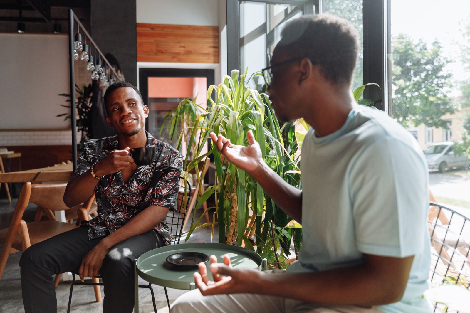 Two friends having a relaxed conversation in a cafe